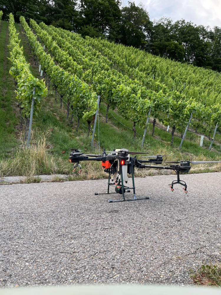 Drohne auf einem Feld
