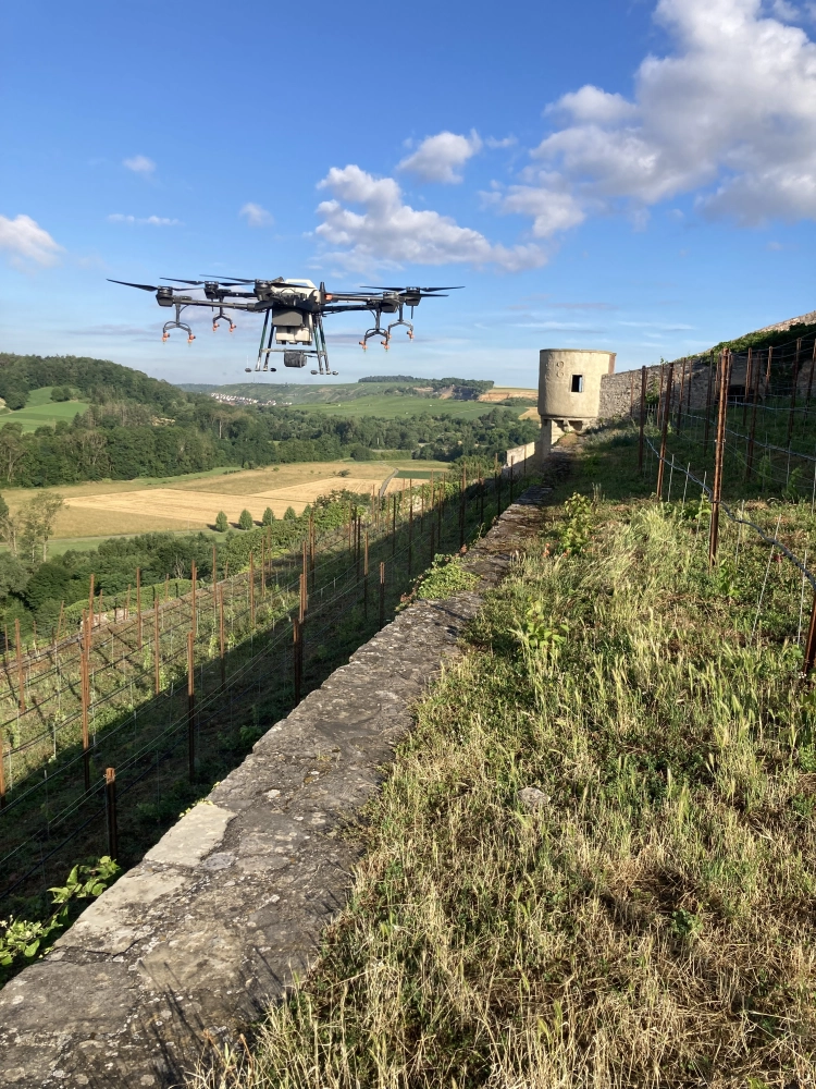 Drohne auf einem Feld
